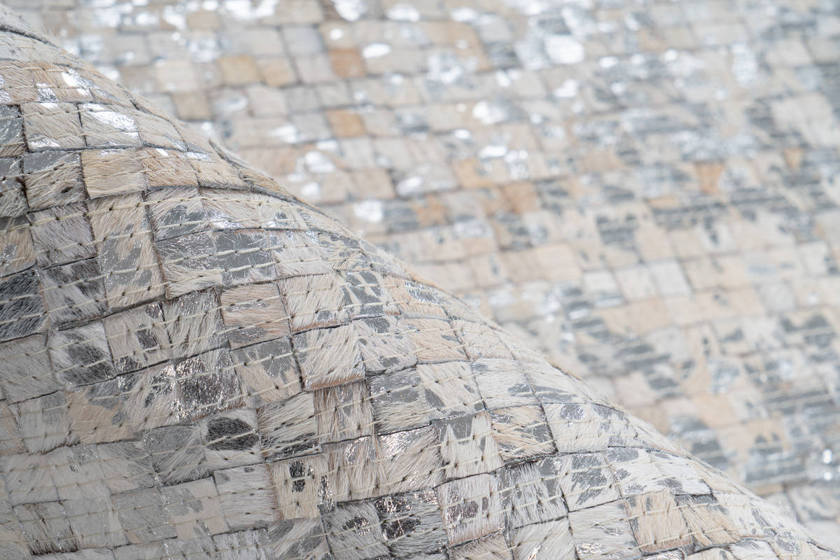 design-teppich-finish-100-weiss-silber_c1_b12900cd-484a-41d8-9548-8ee009c15ad1 Kézzel készített patchwork bőrszőnyeg - Image 2